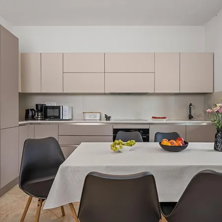 Attraktive Mit Privatem Pool By Interhome Apartman
