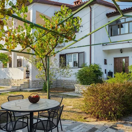 Attraktive Mit Privatem Pool By Interhome