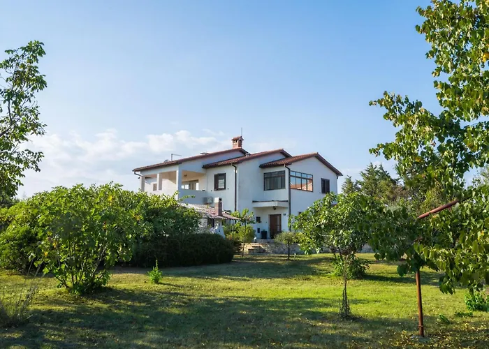 Attraktive Mit Privatem Pool By Interhome Apartman