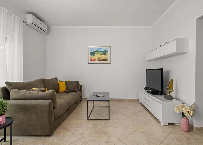 Apartman Attraktive Mit Privatem Pool By Interhome