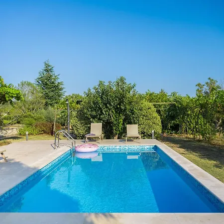 Attraktive Mit Privatem Pool By Interhome