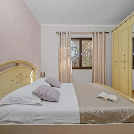 Apartment Attraktive Mit Privatem Pool By Interhome